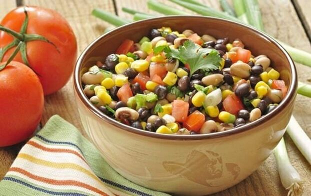 La salade de légumes diététiques peut être incluse dans le menu lors de la perte de poids avec une nutrition appropriée