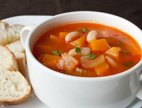 La soupe de céleri est un plat copieux dans le régime d'un régime de perte de poids sain. 