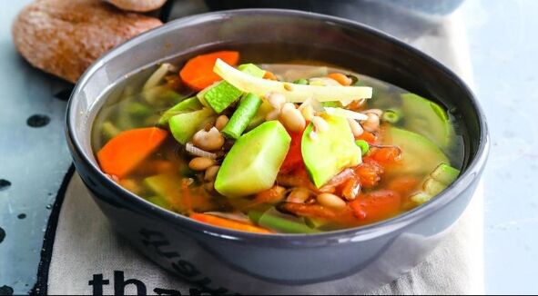 Soupe aux légumes un premier plat facile dans le menu diététique Maggi